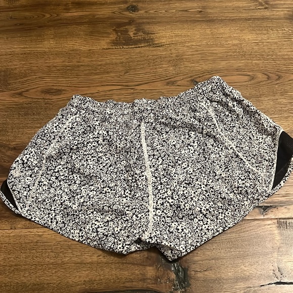 Lululemon Rare Flower Printed Hotty Hot Shorts - Picture 3 of 4